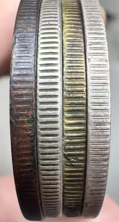 这四枚银币边齿当中，有且只有一枚是假币，请你把这枚假币找出来，把你们的答案留在评