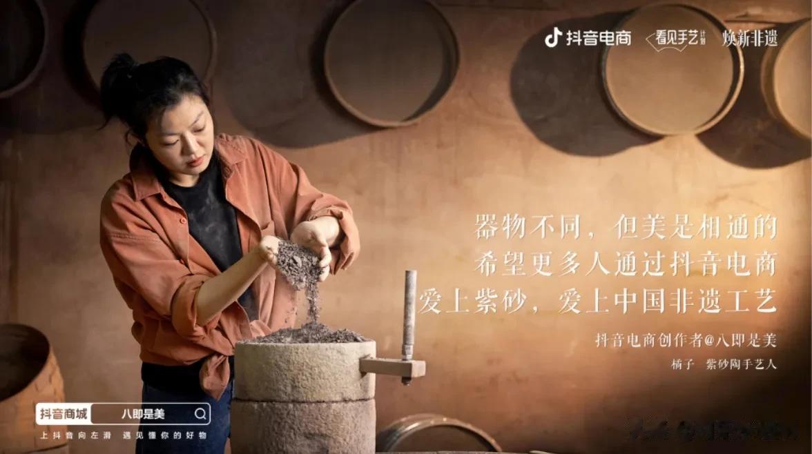 霓裳羽衣妙天舞，纱罗飘渺烟觅雾。 步摇绕云曳花瀑，朱酡微润紫砂壶。
90后女孩橘