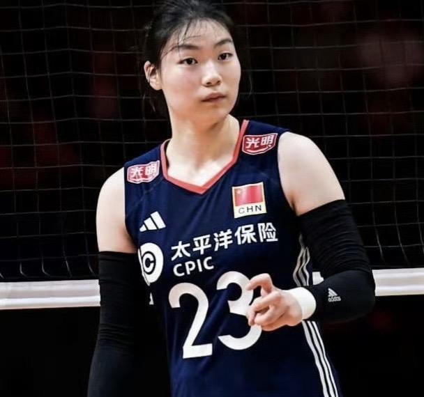 女排二传张籽萱“身价不菲”！国际排联推出VNL Fantasy游戏二传身价，小将