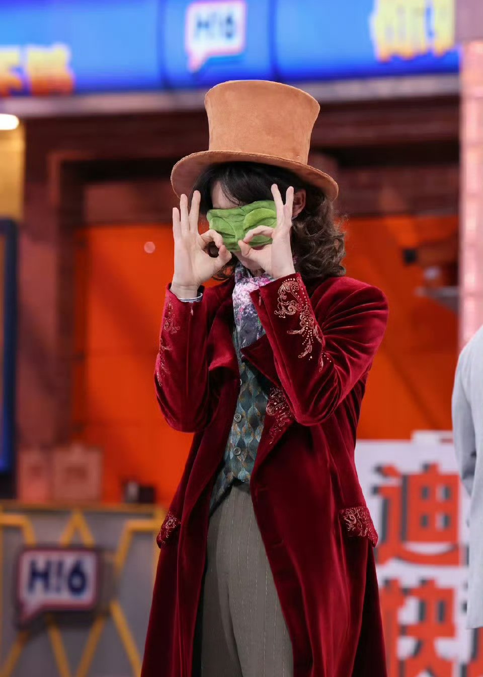 丁程鑫的白西装造型和魔法巧克力工厂的设定简直是完美搭配！真的好期待他在好六舞台上