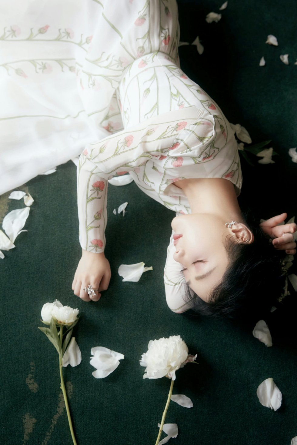 杨紫杨紫家业 💜 杨紫李祯“我沿着星河捡着你遗落在月亮旁的浪漫 银河用月色作饵