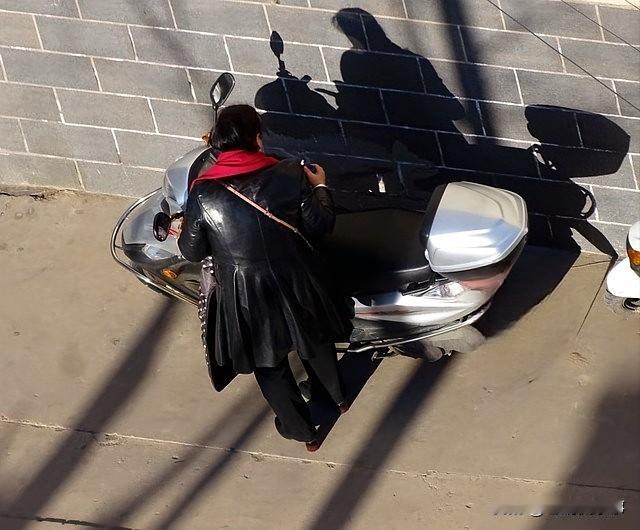 胆也太大了！女子未经同意闯院欲骑走他人摩托车，这波操作太离谱
近日所发生的这一幕