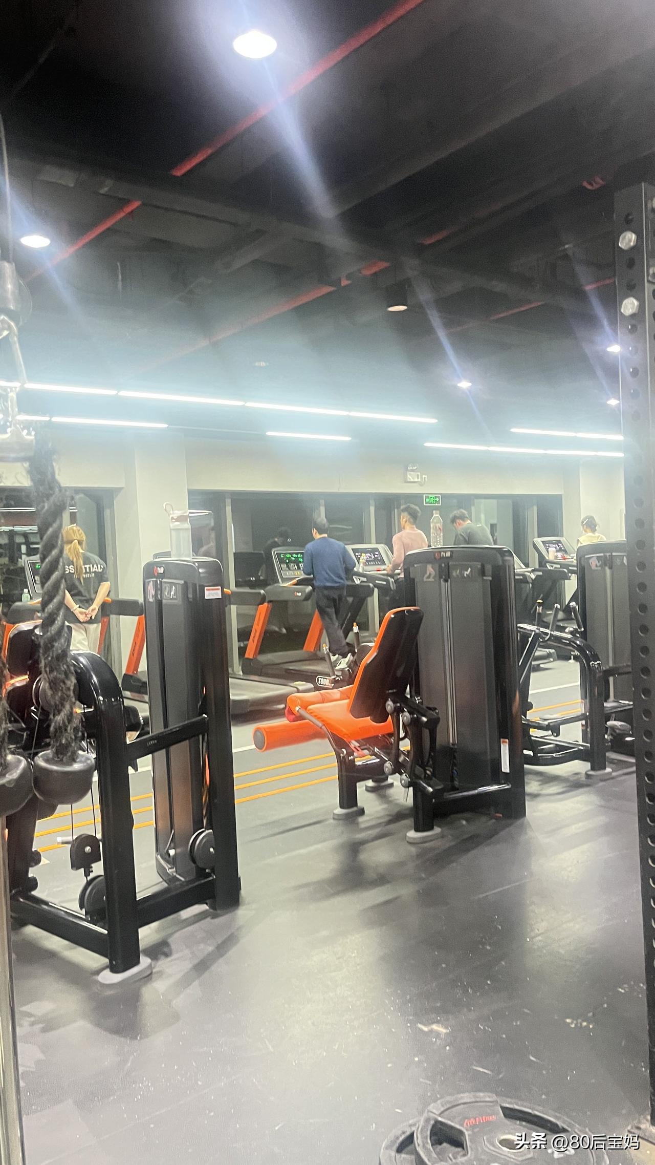 今天是3月14日，星期六。周末时间基本都留给孩子了，所以只能晚上和老公一起去健身