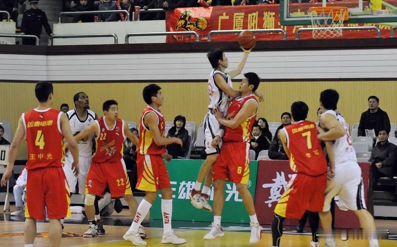 CBA常规赛爆出惊天冷门！吉林男篮主场以78-72力克卫冕冠军广厦队，这场胜利不