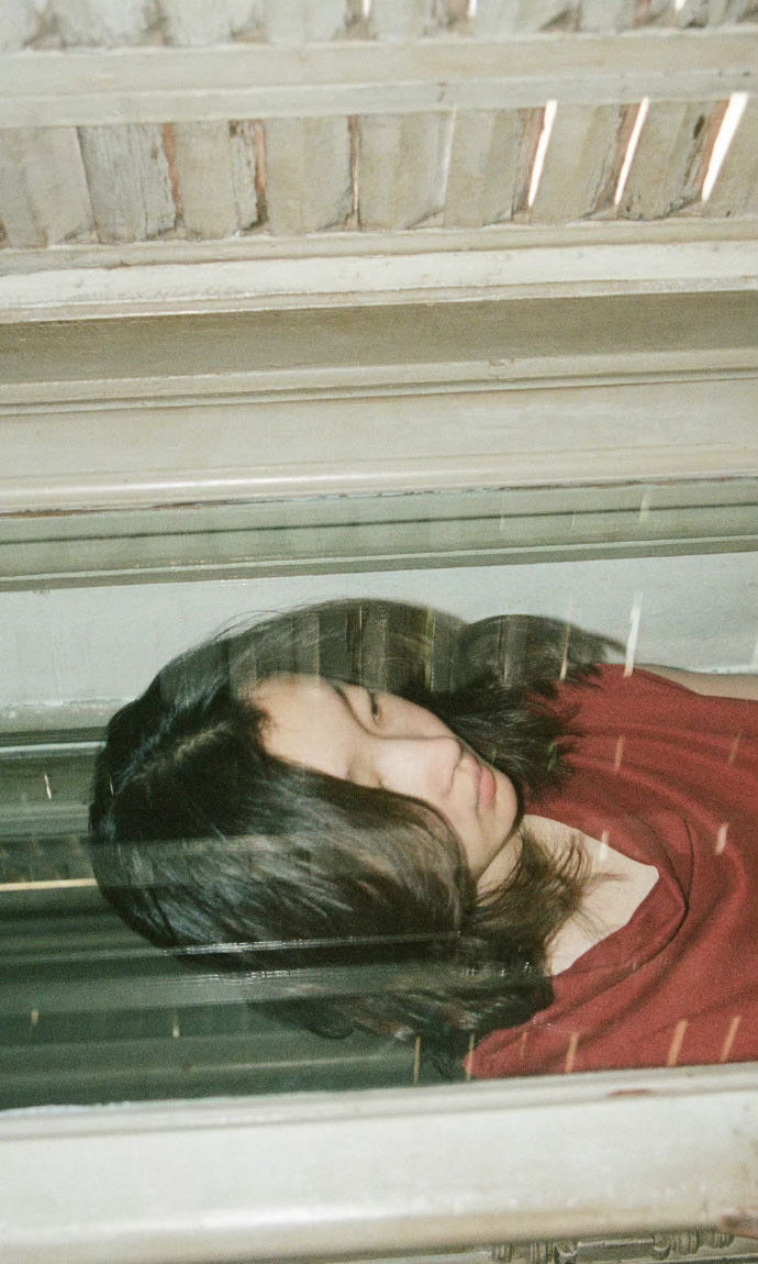 周冬雨素颜录节目 她洗完脸戴个帽子就上场了，跟周围精心打扮的嘉宾形成鲜明对比。周