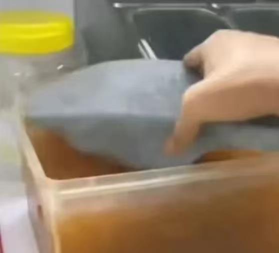 秋天的第一杯奶茶，大家都喝了吗？
看看这个，以后你还敢喝奶茶吗？
奶茶店员工将拖