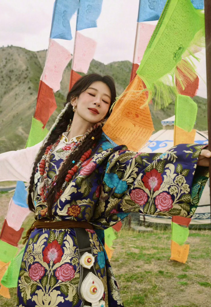 杨紫藏袍大片 杨紫藏族少女妆