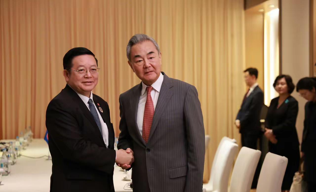 高规格安排中国。当地时间7月21日，中国外交部长王毅抵达菲律宾马尼拉，在现场受到