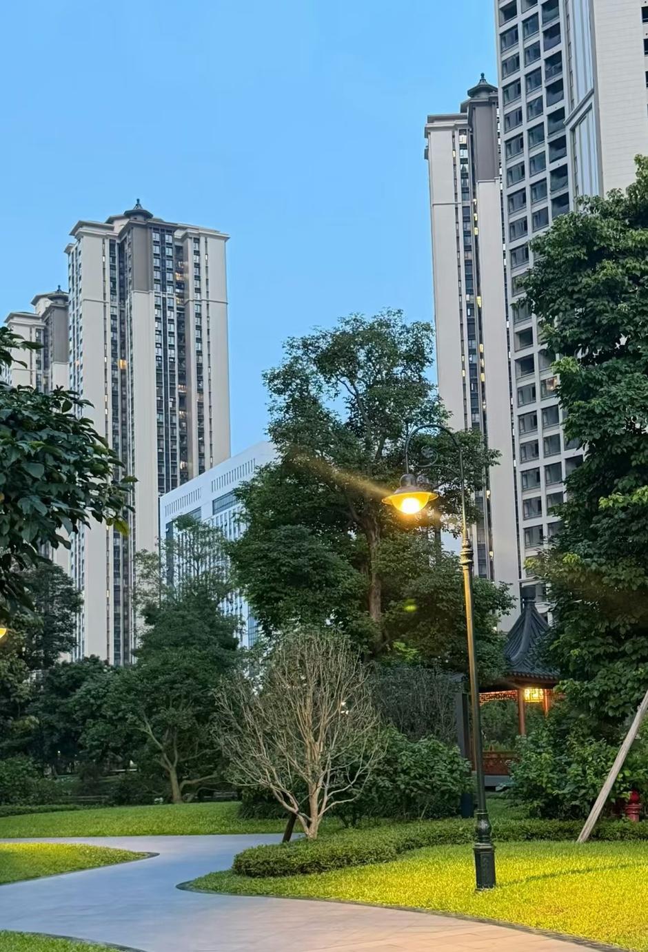 分享个人的经验。在买现在的房子之前，根据我和老公的综合需求，我们选定了一个楼盘，