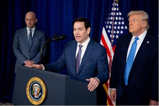 美国双标玩疯了！拉上13个国家发表联合声明，逼中国认南海仲裁结果，转头就疯狂攻击