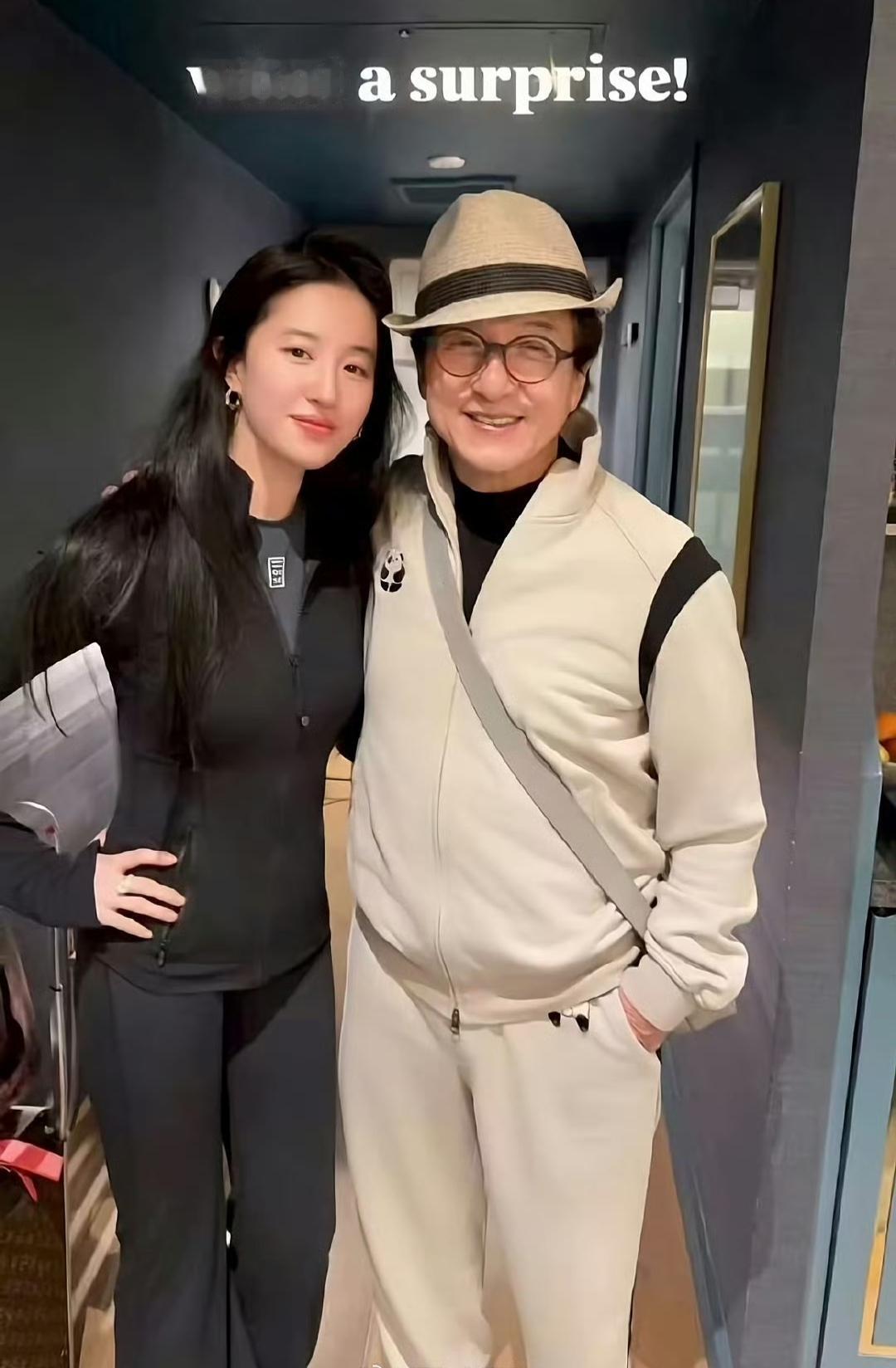 刘亦菲在外网晒出自己和成龙大哥的最新合影
成龙大哥搂着刘亦菲的肩膀，而刘亦菲则是