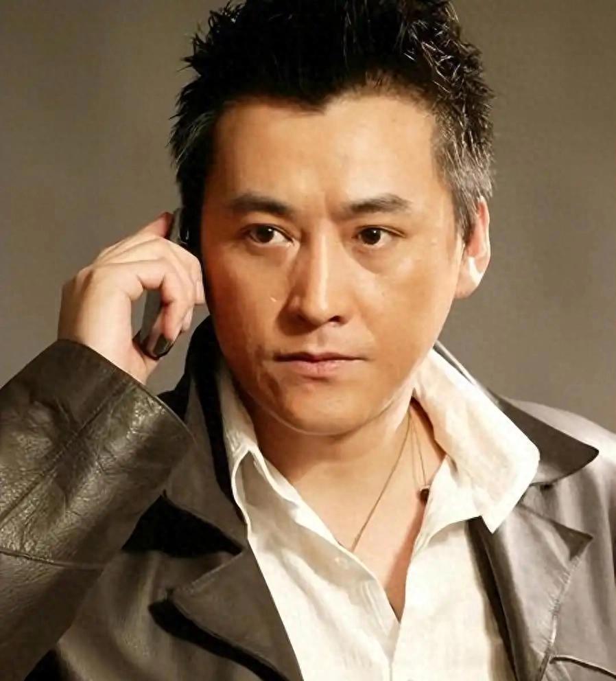 刘小锋与比自己年轻16岁的妻子结婚，育有两子，从酒店打工仔到俩娃爹，家中如示范样