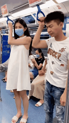 小姐姐靠颜值征服了小伙子😂