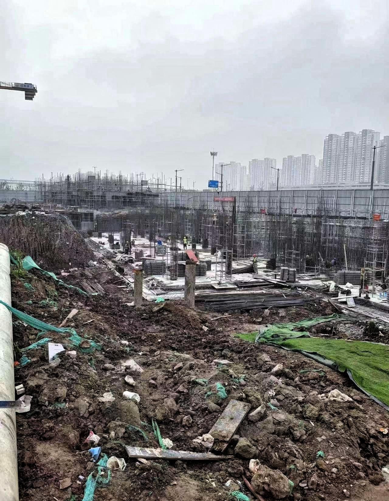 工人没戴安全帽，被罚款 500
第二天，工人抢项目部的饭吃安全员每日在施工现场巡