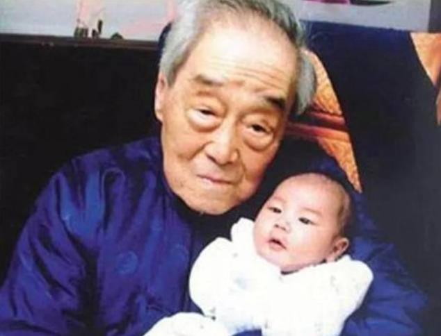 中国最牌面的婴儿，出生时军队保护产房，国家鸣13响礼炮为他庆生。虽然现在每个家庭