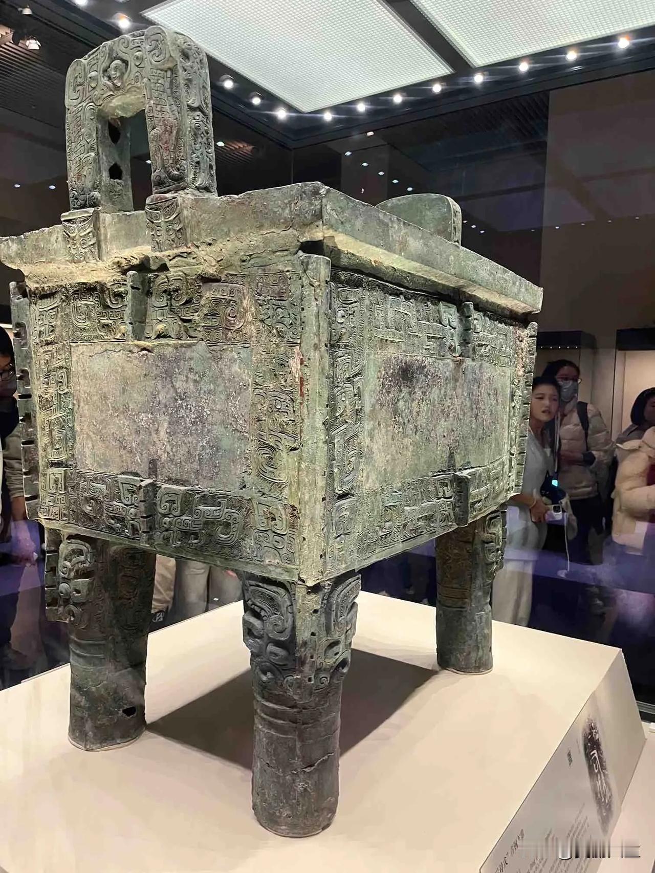 驻足镇馆之宝前，看后母戊鼎的庄严、四羊方尊的精巧、孝端皇后凤冠的唯美……感受文物