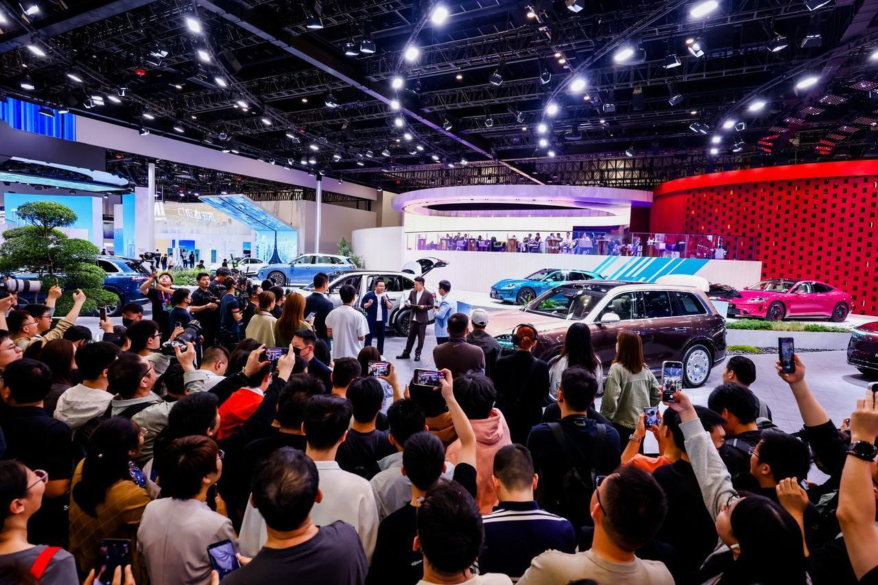 生态利他共赢向上，鸿蒙智行助推中国汽车全球领跑
一个品牌的成功是点，一个生态的繁