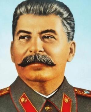 1961年，斯大林坟墓被挖开，军官们将其从水晶棺中抬了出来，迅速剥去他军服上的金