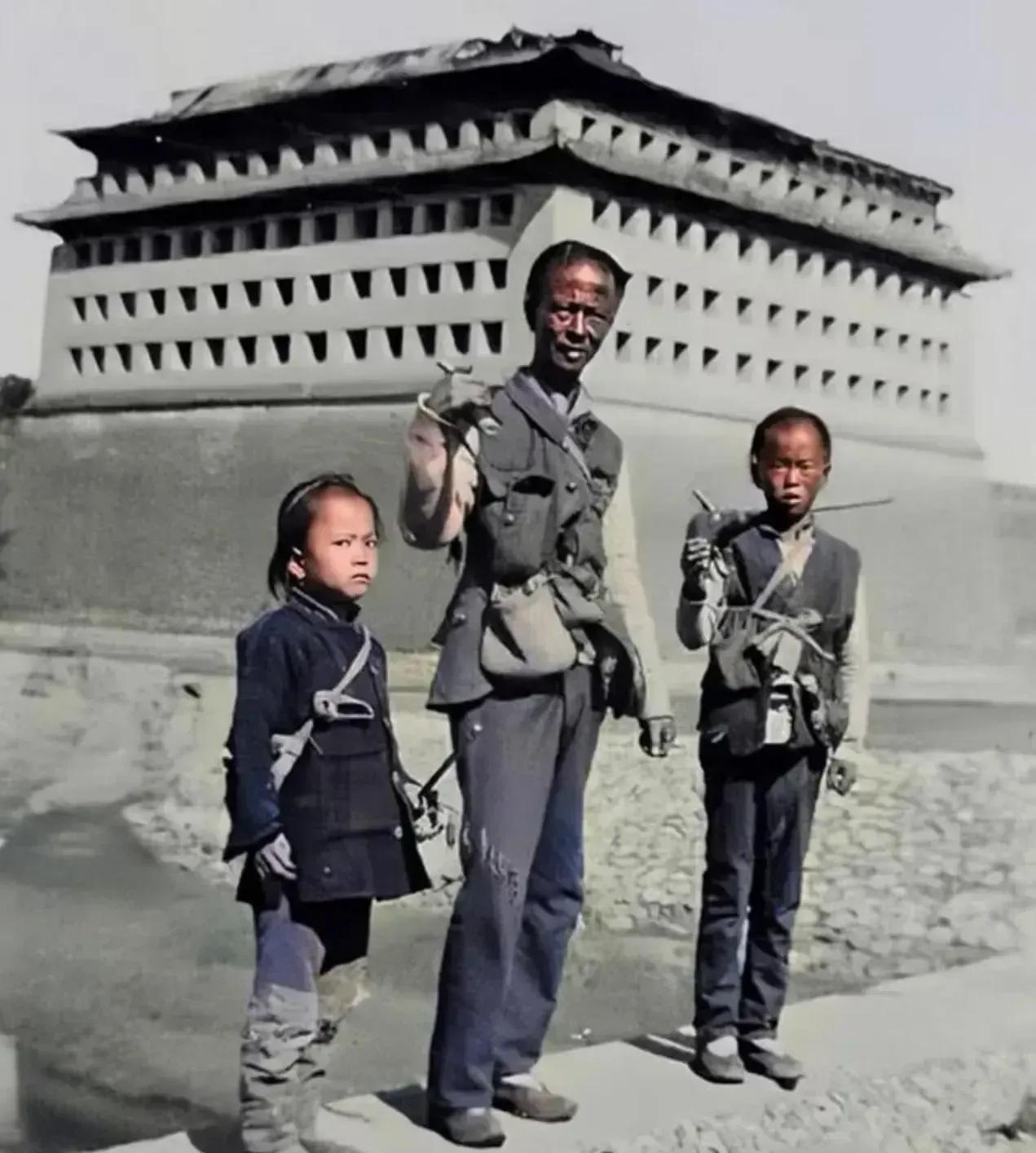 北京的1910年，阳光灿烂的午后，一位英挺的猎户带着他的儿女们，在城墙外留下了这