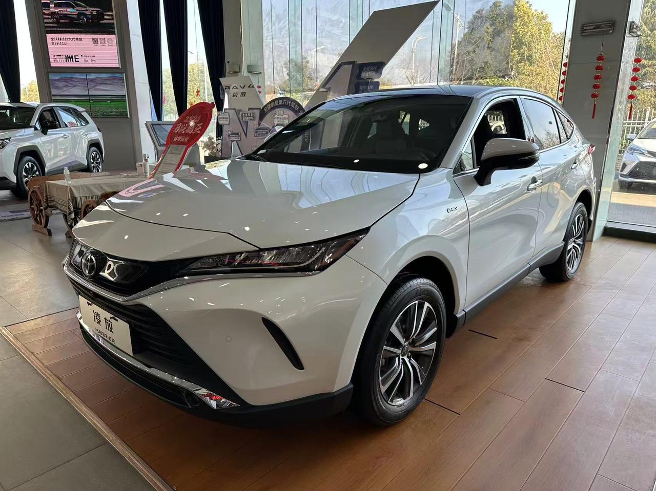 陪朋友来提车，闲来无事在展厅看看丰田凌放，看了一圈，销量不咋地是有原因的，下面跟