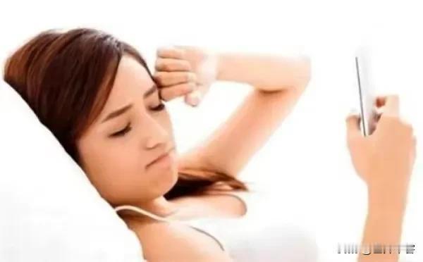 关灯玩儿手机真的会让人变丑吗？是的！
手机屏幕会放射蓝光，它的波长比紫外线更长，