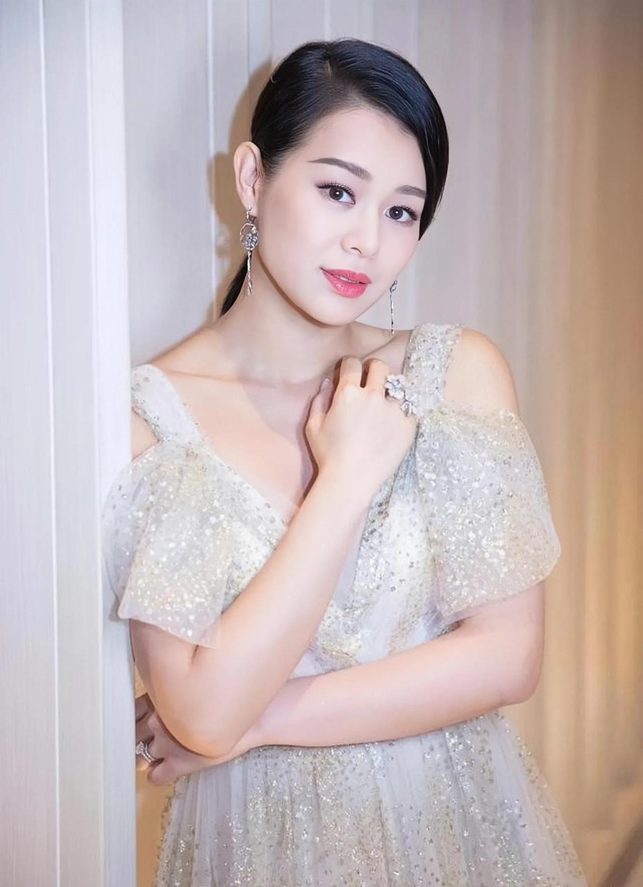 胡杏儿抽到黄宗泽的问题！全场瞬间安静，网友：这波回忆杀太狠了！

综艺《无限超越