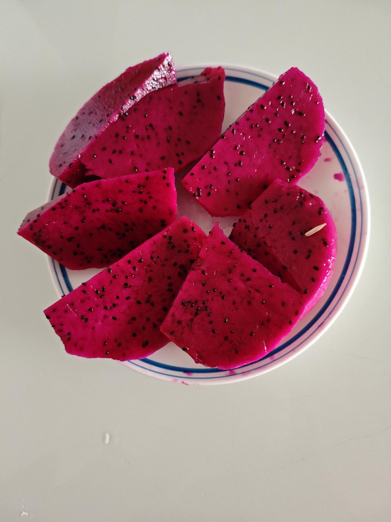 晒出我的今日美食我儿媳妇买的红心大火龙果，真是又大又红又甜，昨日剥了一个，三个人