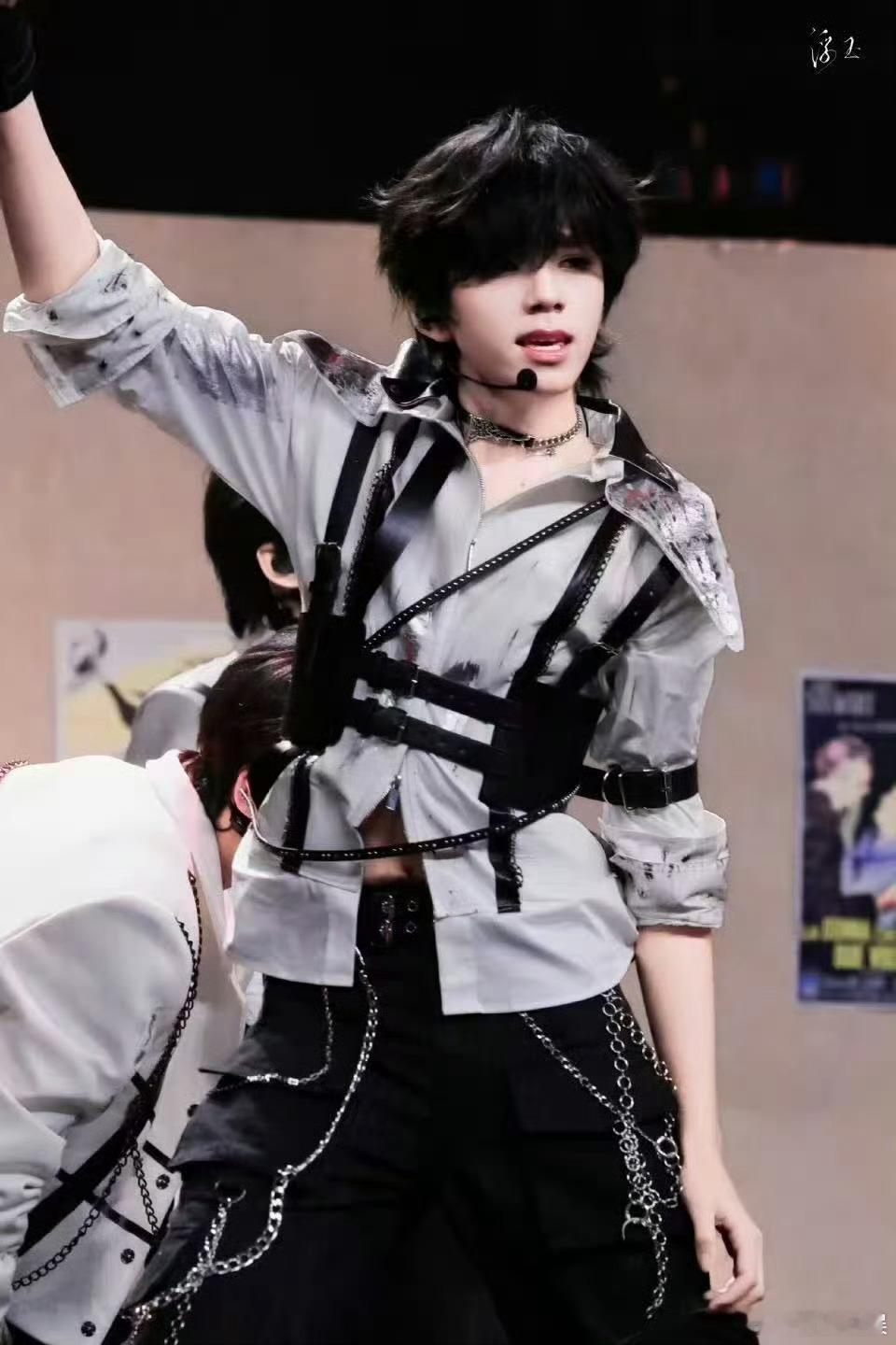 王橹杰跪地凝视心理委员你不用来了，我可太得劲了！！！ 