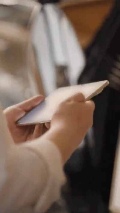 余总亲自上手秀真机了！华为这款“阔折叠”正式命名 Pura X Max，横向大阔