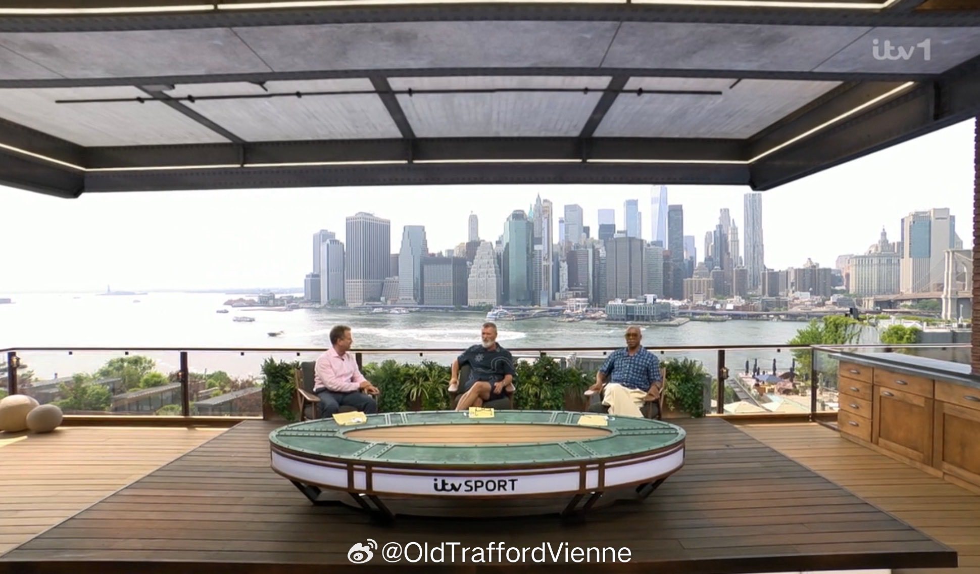 ITV世界杯直播大厅，真实景，在布鲁克林基恩和赖特确实是好朋友 