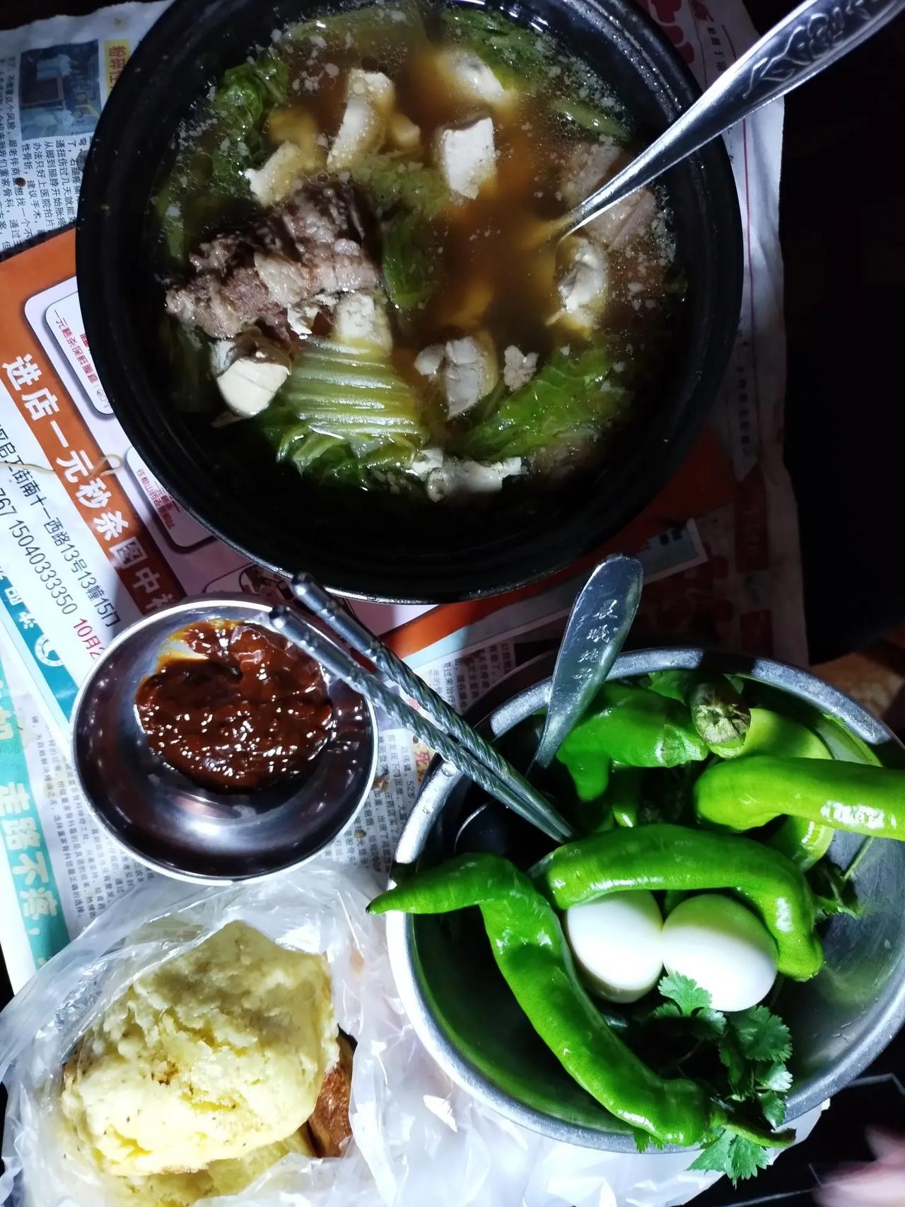 老伴儿今天精心制作了早餐。

白菜炖豆腐，里边放几块红烧肉。

香菜小尖椒蘸酱，