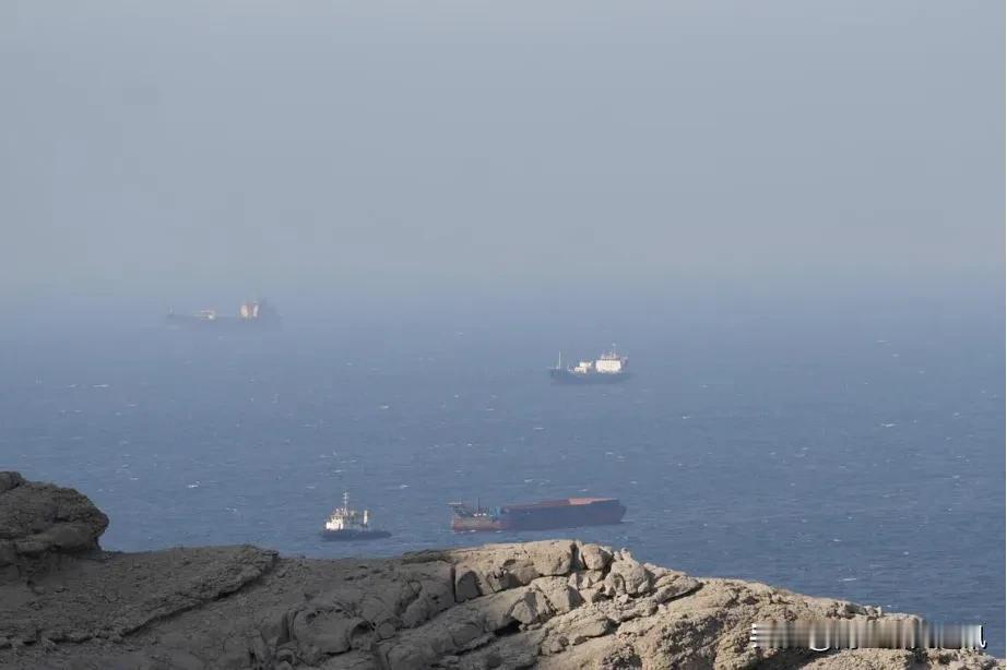 《印度时报》4月18日报道，霍尔木兹海峡开放不足24小时再度关闭，两艘印度油轮遇