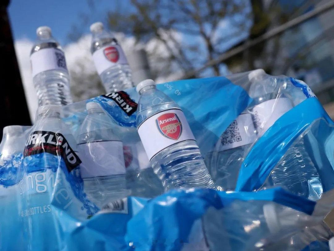 赛前印有阿森纳 logo的瓶装水在伊蒂哈德球场外售卖，2英镑1瓶。我想大家都知道