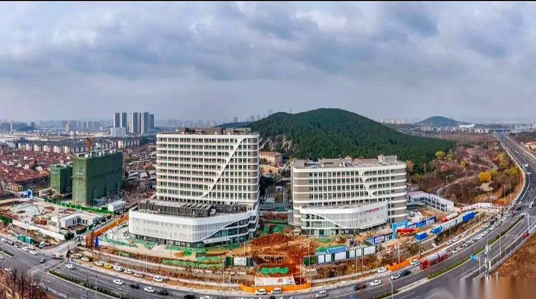 北京地坛医院，就这么直愣愣地戳在了徐州。
外墙都刷好了，年底就开门。
讲真，第一