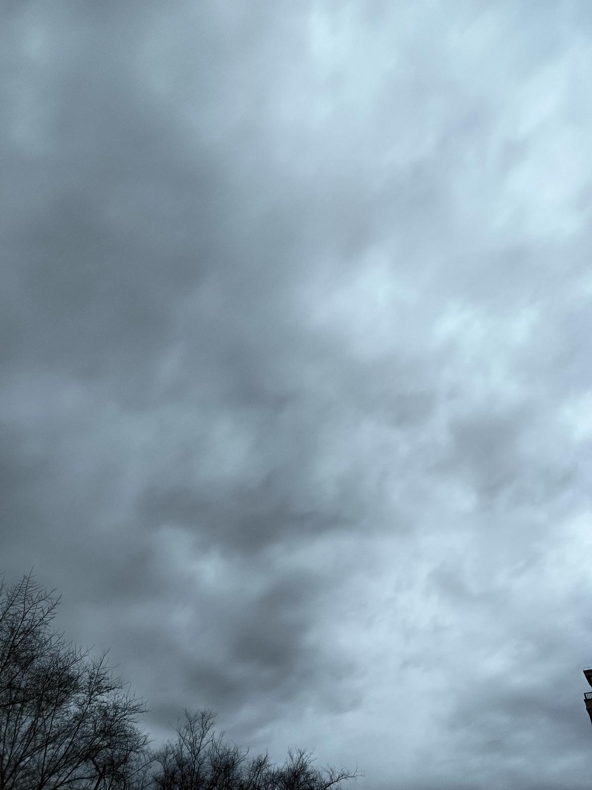 乌云密布，天气看起来要下雨了。