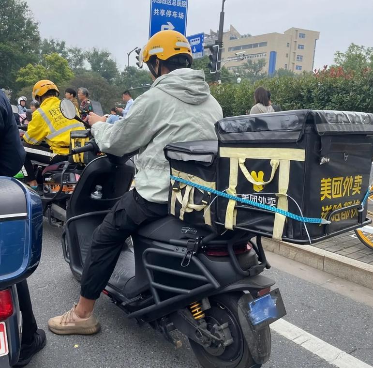 新国标电动车限速25km/h，一旦超速还断电，可还是有人冒着风险，花钱找人解码提