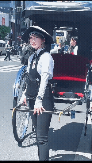 这是哪里？怎么出现了女版的骆驼祥子？还真别说，她们的创意真是很好，这种拉车运人的