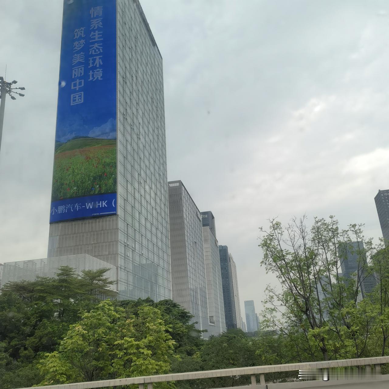 发现没有？判断哪个行业最赚钱，根本不用看复杂财报，就看谁在疯狂买豪车。
这是最直