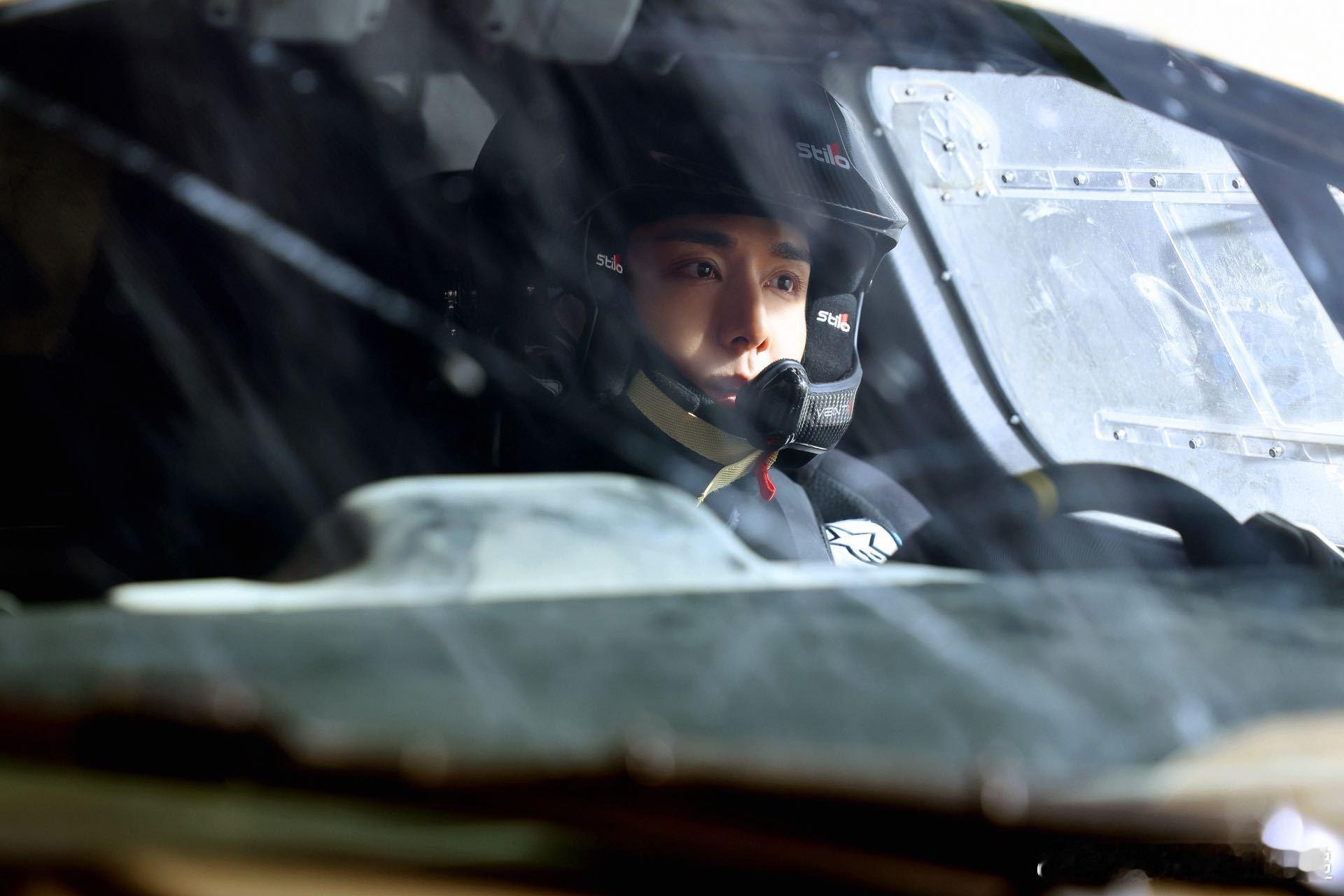 张新成与赛车的奇妙化学反应 他和沈腾那场对峙戏我反复品味，年轻车手的锐气和老将的