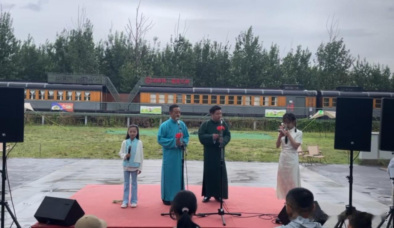 闲来刷直播，正巧刷到北京曲协主席李伟健的直播间，标题是纪念王世臣先生百年诞辰专场