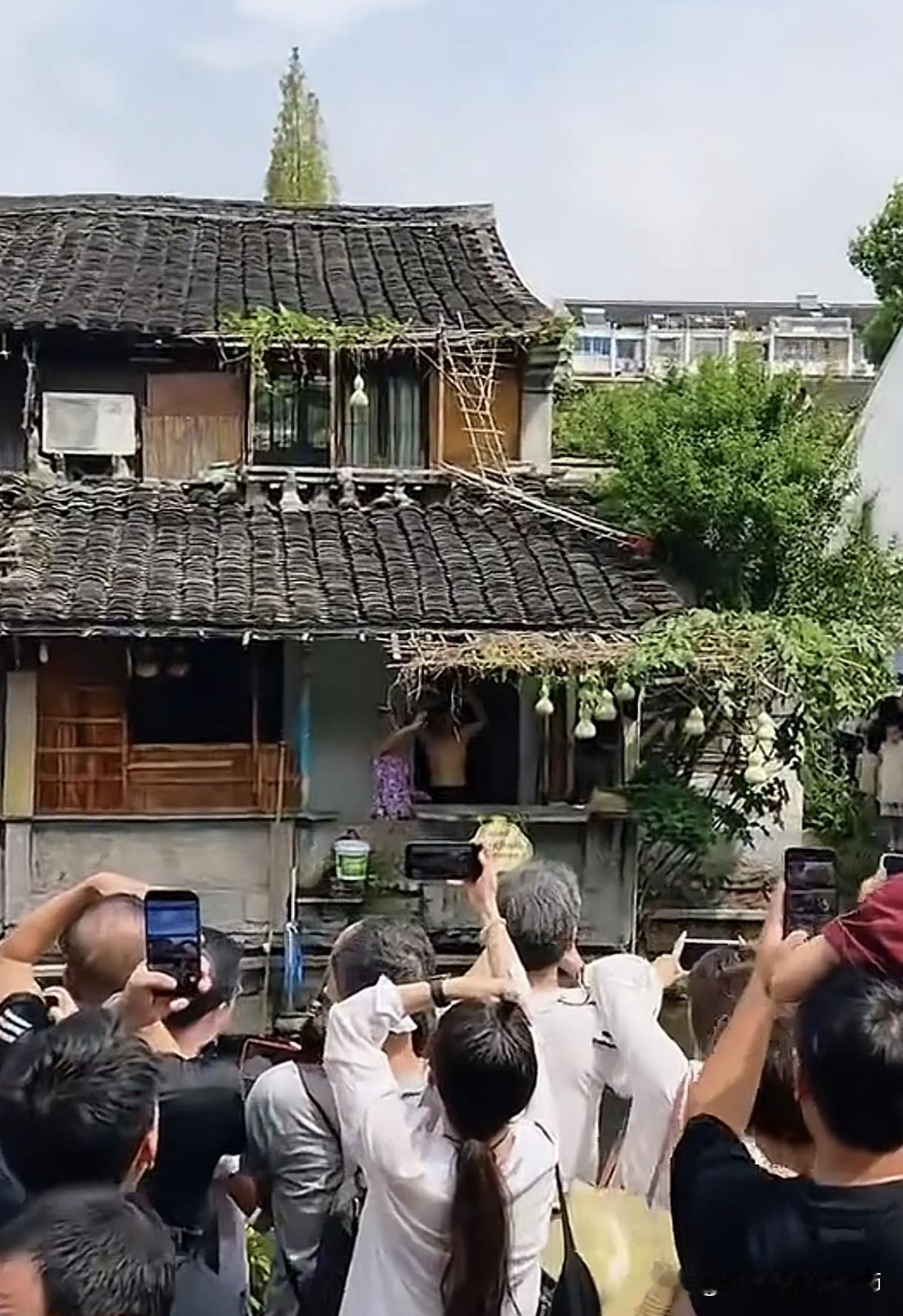 烟火人间，方寸之间——绍兴"葫芦爷爷"走红与一枚邮票的温柔
      绍兴书圣