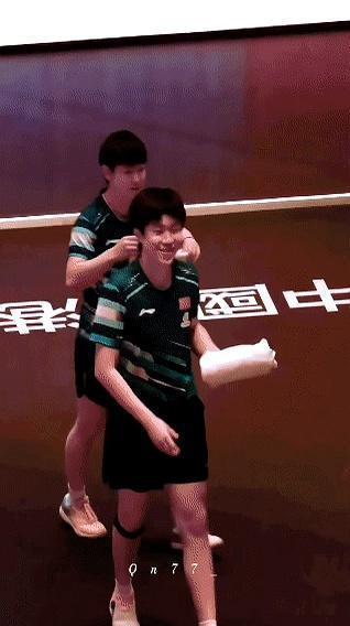 国乒混双首次栽在WTT大满贯八强！黄友政陈熠0比3脆败首搭跨协会组合
 
第一局