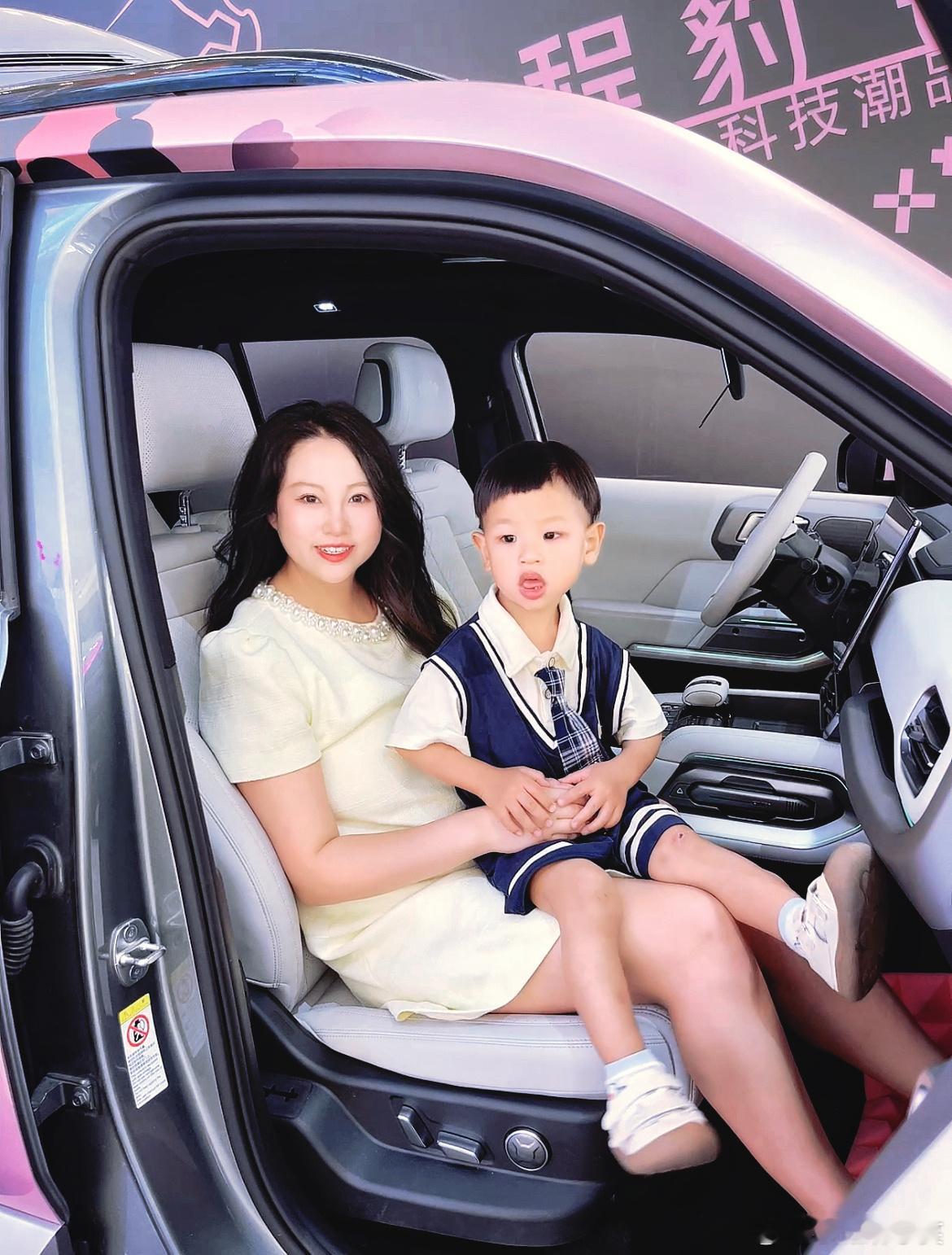 小嗯仔成长记城市寻美记 辣妈vs时尚博主｜钛潮玩家基地开启人设自由🚗  ​​​