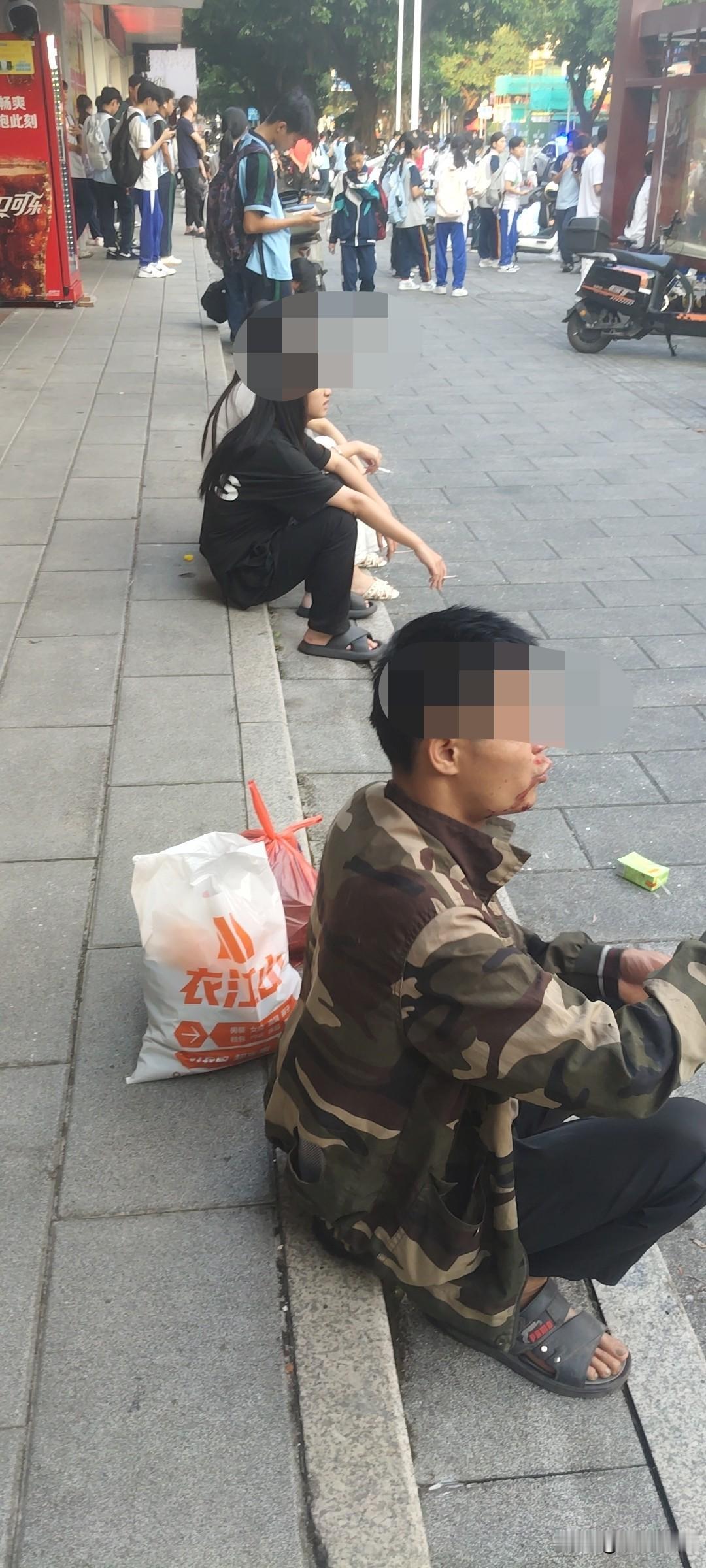 我记得20多年前没有那么多女孩抽烟的，为什么现在那么多的？现在女孩子抽烟是为了追