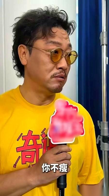 喜剧演员贾冰，半年甩掉40斤。
这事儿的起因，是新戏开拍前，导演指着他鼻子说的一