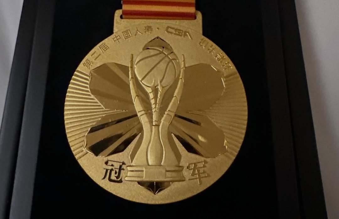 弗格更新ins 发布在上海队的照片和家人弗格写到：二月又收获了一枚奖品，现在我和