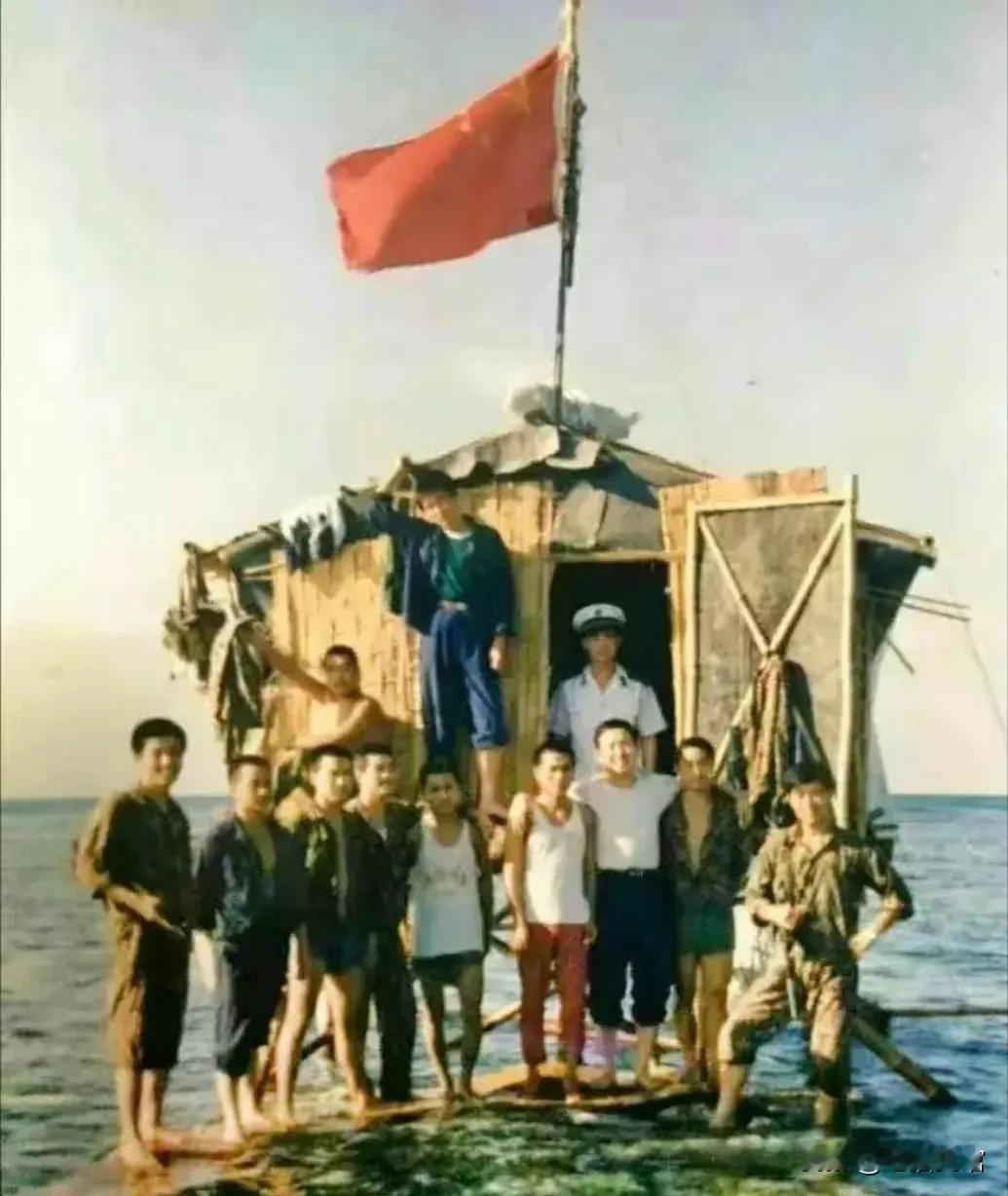 这是一张令人心酸感动的照片，拍摄于1988年的南沙群岛东门礁，守礁官兵在让人泪目