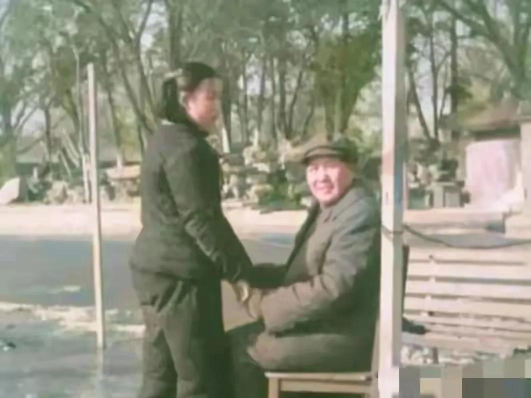 很温馨的一张照片，毛主席把一名慈父演绎的淋漓尽致。
公园里，毛主席坐在长凳上，牵