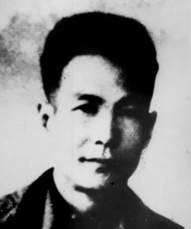 1948年，狱医刘石人到女牢诊病，刚到门口，一女犯突然趔趄摔倒在他身上，并迅速塞