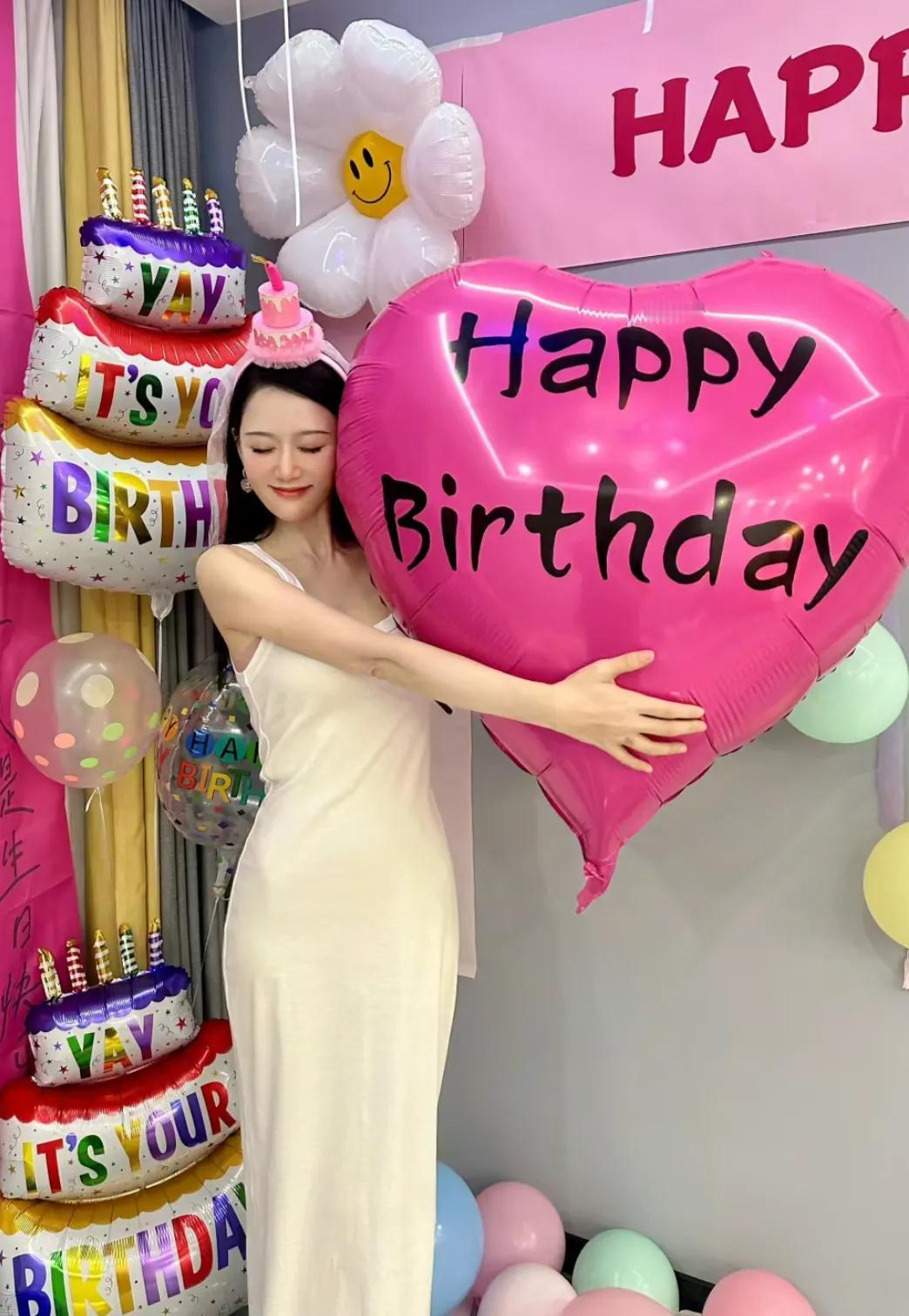 陈乔恩45岁生日party，这状态也太好了吧，像个少女似的，好仙好美，笑起来好甜